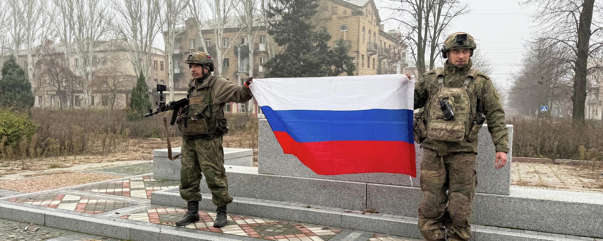 Ваеннаслужачыя Узброеных сіл РФ разгарнулі флаг Расіі каля будынка адміністрацыі ў Чырвонаармейску - Sputnik Беларусь, 1920, 19.12.2025