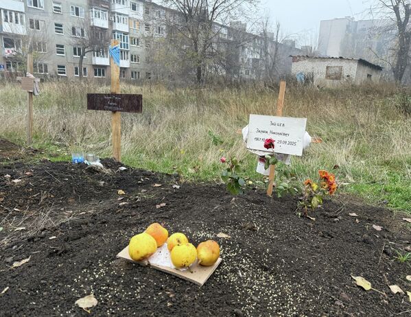 Могилы мирных жителей во дворе жилого дома в Красноармейске - Sputnik Беларусь