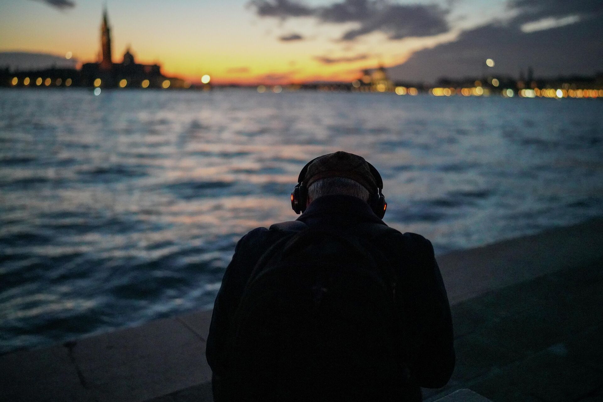 Пожилой мужчина на закате слушает музыку - Sputnik Беларусь, 1920, 19.12.2025