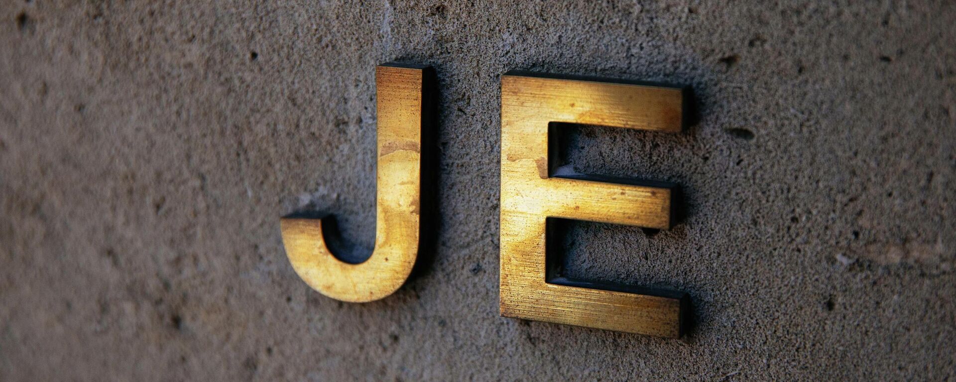 Монограмма JE на резиденции Джеффри Эпштейна