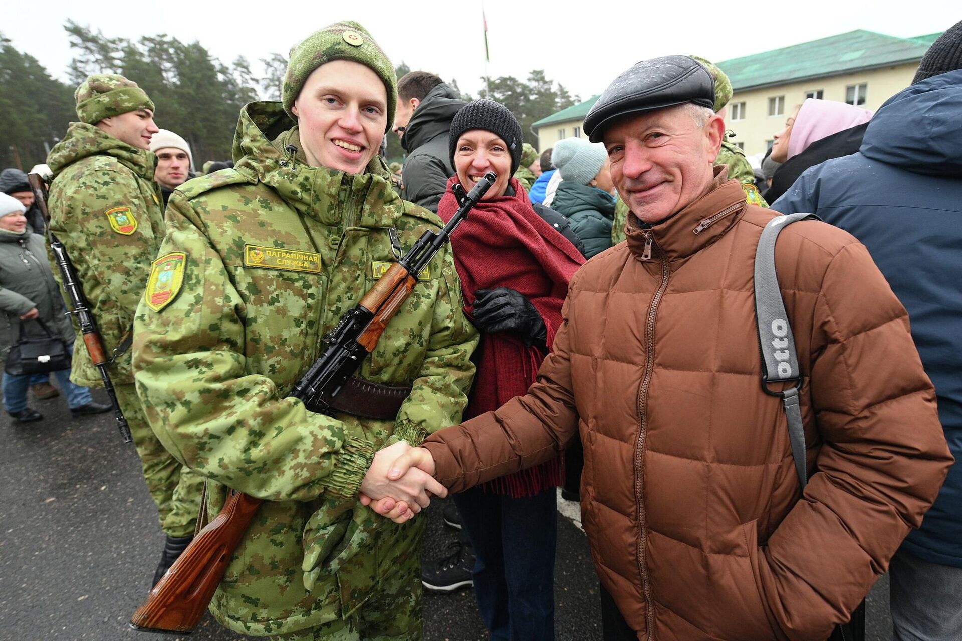 Александр Толочко с родными после принятия присяги Александр Толочко с родными после принятия присяги - Sputnik Беларусь, 1920, 20.12.2025
