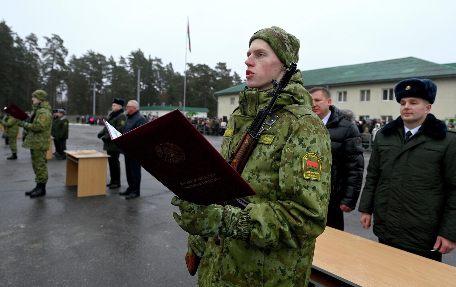 Александр Толочко принимает присягу Александр Толочко принимает присягу - Sputnik Беларусь, 1920, 20.12.2025