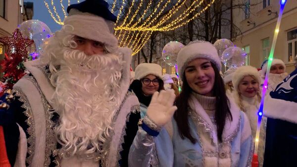 Деды Морозы, Снегурочки и лошади: новогоднее шествие прошло в Гродно (видео) - Sputnik Беларусь