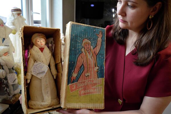 Снегурочек в СССР выпускали меньше, чем Дед Морозов, поэтому для коллекционеров найти ватную Снегурочку в хорошем стоянии – находка - Sputnik Беларусь