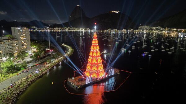 На пляжы Батафога ў Рыа-дэ-Жанейра ўстаноўлена плаваючая калядная ёлка, упрыгожаная эфектнай ілюмінацыяй - Sputnik Беларусь
