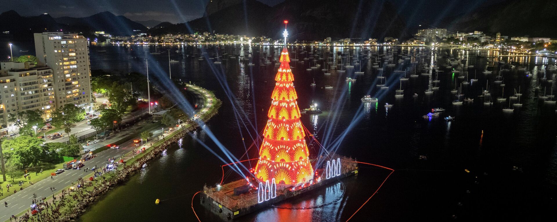 На пляжы Батафога ў Рыа-дэ-Жанейра ўстаноўлена плаваючая калядная ёлка, упрыгожаная эфектнай ілюмінацыяй - Sputnik Беларусь, 1920, 30.12.2025
