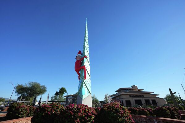 Гигантская фигура эльфа выставлена ​​рядом с торговым центром в Скоттсдейле, штат Аризона. - Sputnik Беларусь