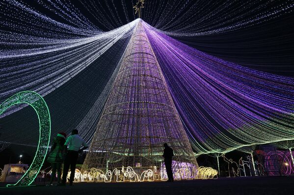Эфектная інсталяцыя напярэдадні калядных і навагодніх урачыстасцей у Абуджы, Нігерыя. - Sputnik Беларусь