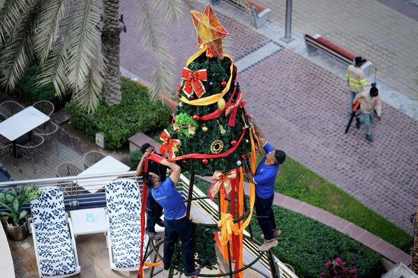 Рабочие украшают рождественскую елку в Дубае в ОАЭ. - Sputnik Беларусь