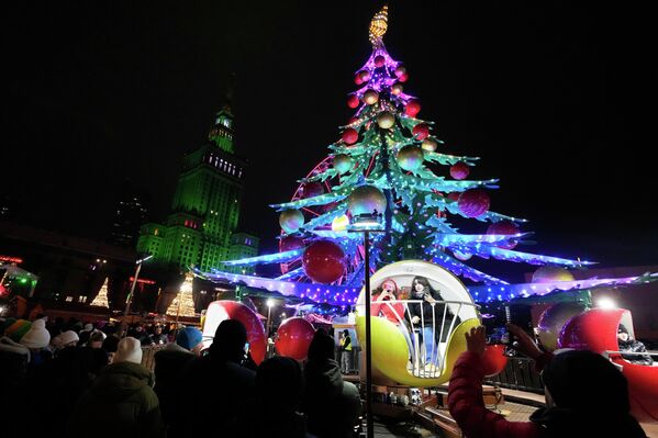 Посетители на рождественской ярмарке в Варшаве. - Sputnik Беларусь