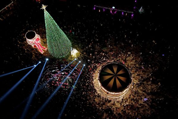 Торжественная церемония зажжения рождественской елки и концерт на площади Скандербега в албанской столице Тиране. - Sputnik Беларусь