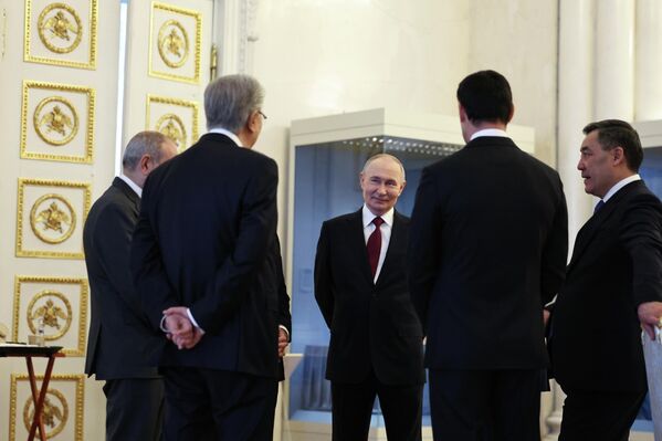 Президент РФ Владимир Путин и лидеры стран СНГ перед началом экскурсии в Эрмитаже. - Sputnik Беларусь