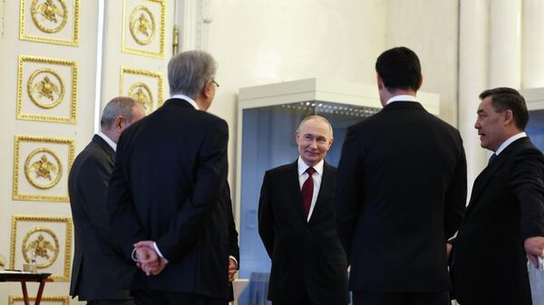 Президент РФ Владимир Путин и лидеры стран СНГ перед началом экскурсии в Государственном Эрмитаже в рамках неформального саммита СНГ в Санкт-Петербурге - Sputnik Беларусь