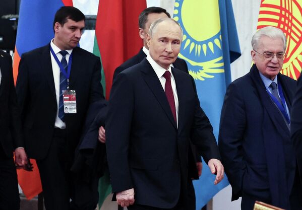 Президент РФ Владимир Путин и генеральный директор Государственного Эрмитажа Михаил Пиотровский (справа) во время экскурсии в Государственном Эрмитаже в рамках неформального саммита СНГ в Санкт-Петербурге. - Sputnik Беларусь