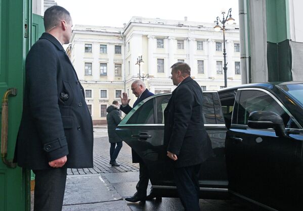 Президент Беларуси Александр Лукашенко прибыл на экскурсию в Государственный Эрмитаж в рамках неформального саммита СНГ в Санкт-Петербурге. - Sputnik Беларусь