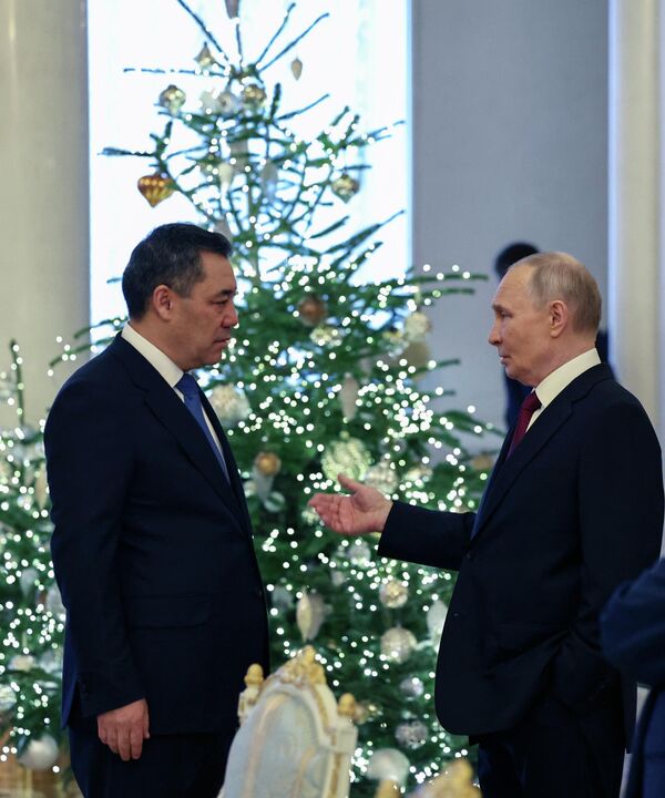 Президент РФ Владимир Путин и президент Кыргызстана Садыр Жапаров во время экскурсии в Эрмитаже. - Sputnik Беларусь