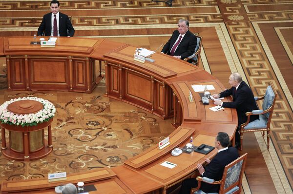 Президент РФ Владимир Путин, президент Туркменистана Сердар Бердымухамедов (слева), президент Таджикистана Эмомали Рахмон (второй слева) и президент Кыргызстана Садыр Жапаров принимают участие в неформальном саммите лидеров стран СНГ в Государственном Эрмитаже в Санкт-Петербурге. - Sputnik Беларусь