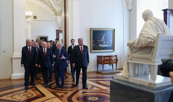 Экскурсия лидеров по Эрмитажу в рамках неформального саммита СНГ в Санкт-Петербурге. - Sputnik Беларусь