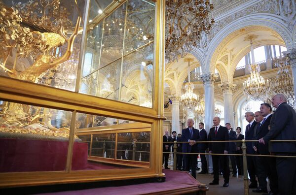 Владимир Путин вместе с лидерами стран СНГ, а также многочисленными журналистами, в Павильонном зале Малого Эрмитажа слушают музыку знаменитых часов "Павлин". - Sputnik Беларусь