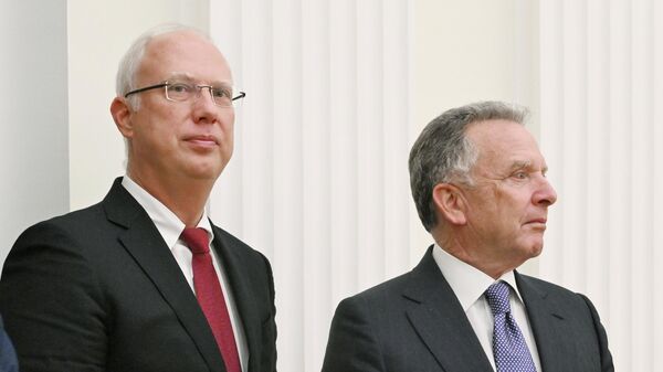  Генеральный директор Российского фонда прямых инвестиций (РФПИ), cпециальный представитель президента РФ по инвестиционно-экономическому сотрудничеству с зарубежными странами Кирилл Дмитриев (слева) и спецпосланник президента США Стивен Уиткофф  - Sputnik Беларусь