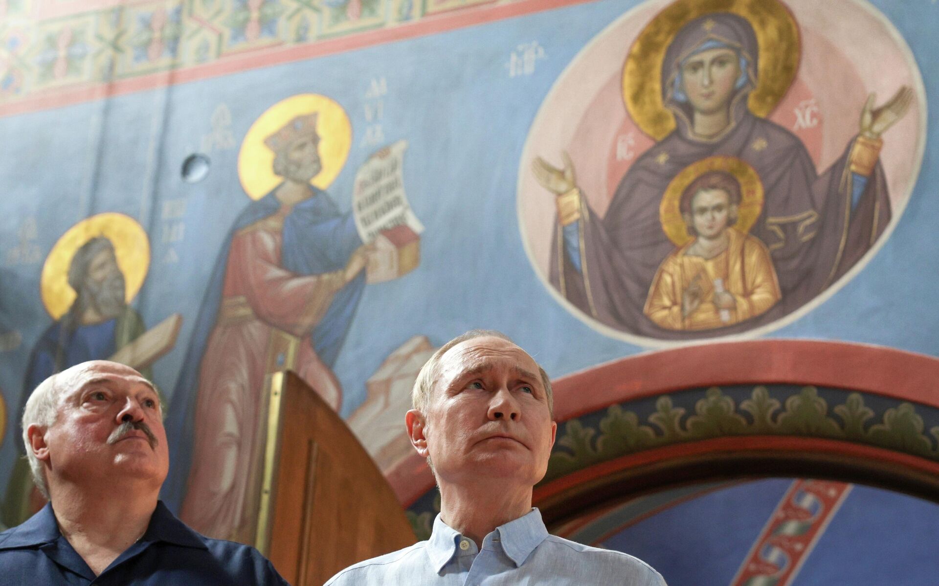 Президент РФ Владимир Путин и президент Беларуси Александр Лукашенко на Валааме - на молебне в церкви Смоленской иконы Божией Матери в Смоленском ските Спасо-Преображенского Валаамского ставропигиального мужского монастыря. - Sputnik Беларусь, 1920, 23.12.2025