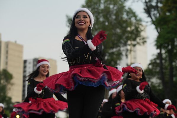 Рождественское танцевальное представление в муниципальном парке Лимы, Перу.