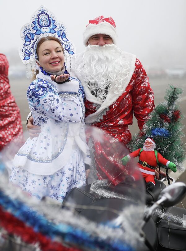 Участники мотопробега Дедов Морозов и Снегурочек в Краснодаре