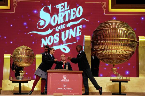 Дети из мадридской школы Сан-Ильдефонсо выбирают номера лотерейных билетов во время ежегодного рождественского розыгрыша лотереи, известной как &amp;quot;Эль Гордо&amp;quot; или &amp;quot;Толстяк&amp;quot;, в мадридском театре &amp;quot;Реал&amp;quot;, Испания.