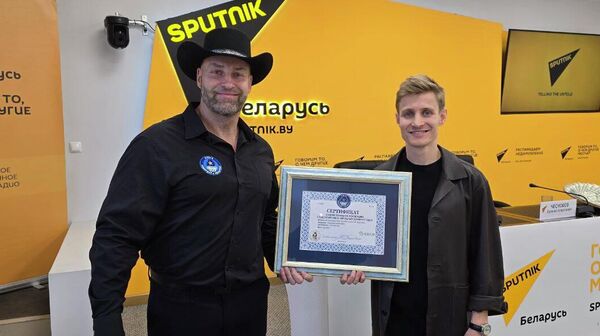 Нумизмат Евгений Чесноков (справа) - Sputnik Беларусь