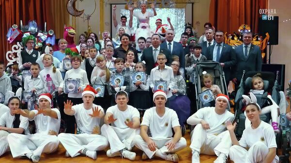 Департамент охраны МВД устроил праздник детям в школе-интернате (видео) - Sputnik Беларусь