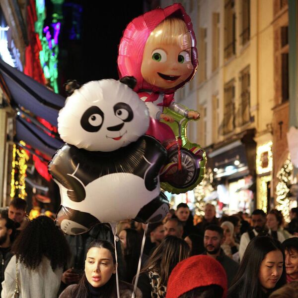 Рождественский Брюссель и огромные воздушные шары в виде героев мультфильмов &amp;quot;Кунг-Фу Панда&amp;quot; и &amp;quot;Маша и медведь&amp;quot; в руке местной жительницы.