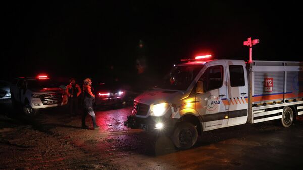 Спасатели работают на месте крушения самолета, на борту которого находился начальник Генерального штаба Ливии  - Sputnik Беларусь