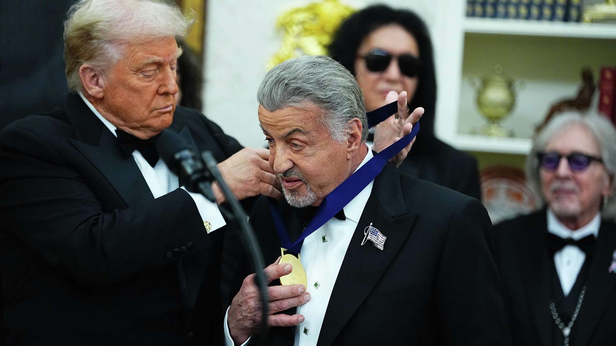 Помощи не дождешься: Трамп рассмешил Сталлоне на вручении премии