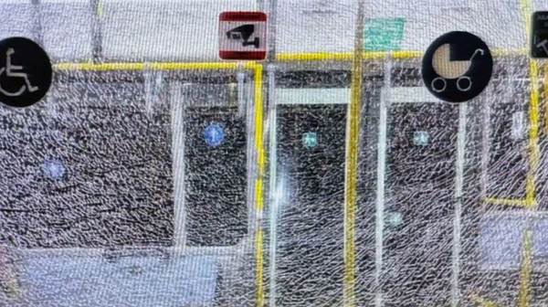 Поврежденное стекло троллейбуса - Sputnik Беларусь