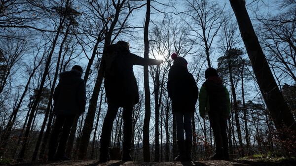 Сілуэты жанчыны з дзецьмі - Sputnik Беларусь