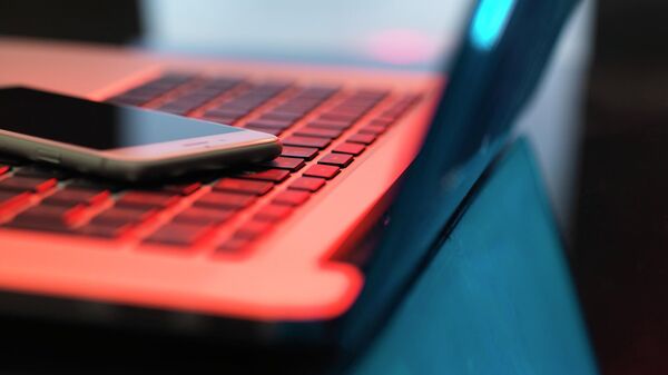 Ноутбук и мобильный телефон - Sputnik Беларусь