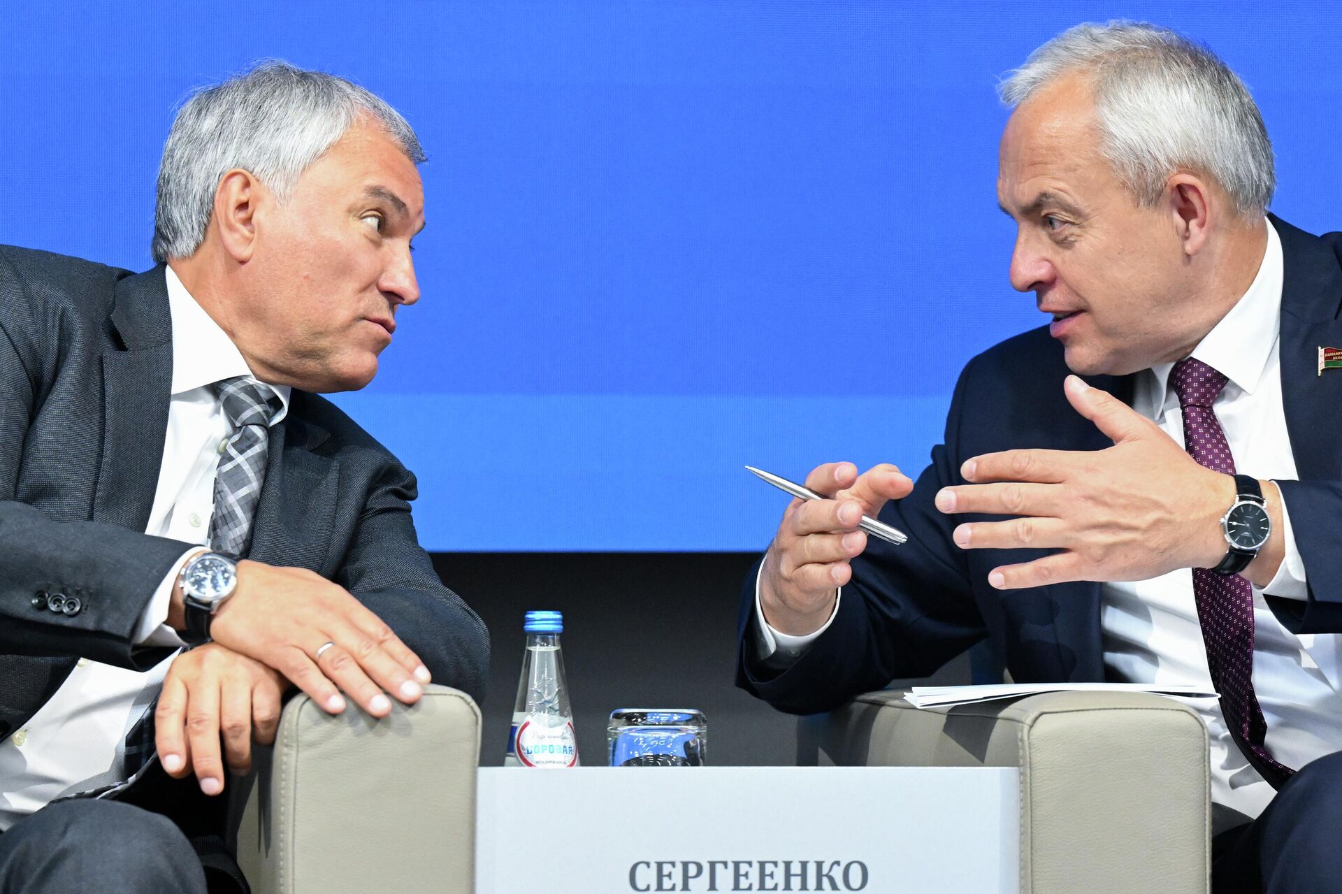 Председатель Государственной думы РФ Вячеслав Володин (слева) и председатель Палаты представителей Национального собрания Беларуси Игорь Сергеенко на пленарном заседании Молодежного Форума Союзного государства в Могилеве, сентябрь 2025 года. - Sputnik Беларусь, 1920, 24.12.2025