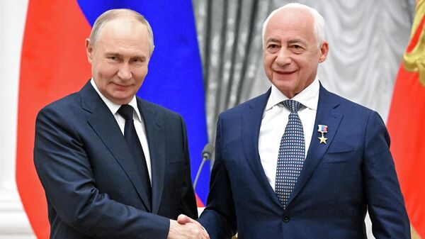Президент Владимир Путин вручил государственные награды - Sputnik Беларусь