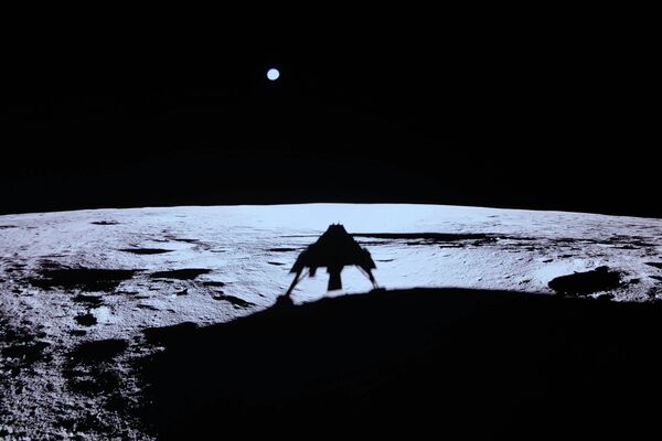 Частный космический аппарат впервые успешно высадился на Луну.&amp;quot;Blue Ghost&amp;quot; (Голубой Призрак) — это частный лунный посадочный модуль, разработанный американской компанией Firefly Aerospace для доставки грузов и научных приборов на Луну в рамках программы NASA. Его первая миссия стартовала 15 января 2025 года и успешно совершила посадку 2 марта 2025 года в Море Кризисов, доставив научное оборудование для анализа грунта и пыли, став важным шагом в коммерческих лунных исследованиях.