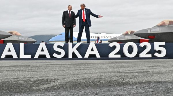 Президент РФ Владимир Путин и президент США Дональд Трамп во время встречи на военной базе Эльмендорф-Ричардсон на Аляске - Sputnik Беларусь