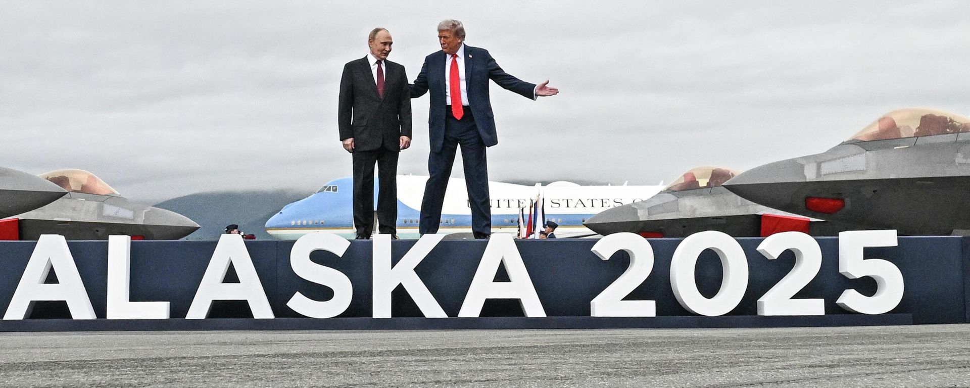 Прэзідэнт РФ Уладзімір Пуцін і прэзідэнт ЗША Дональд Трамп падчас сустрэчы на ​​ваеннай базе Эльмендорф-Рычардсан на Алясцы - Sputnik Беларусь, 1920, 17.07.2026