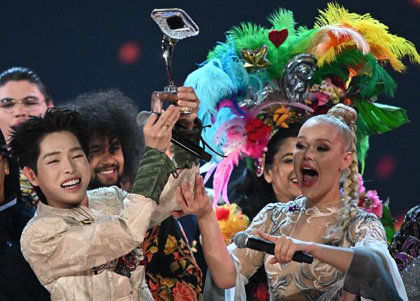 Победитель международного музыкального конкурса "Интервидение" Дык Фук (Вьетнам) и белорусская участница, занявшая 6-е место, Настя Кравченко.Международный конкурс песни "Интервидение"   прошел 20 сентября 2025 года в подмосковной Live Арене. В Москву бороться за звание лучшего исполнителя приехали артисты более чем из двадцати стран. - Sputnik Беларусь