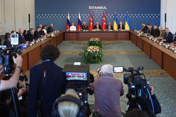 Прямые переговоры между делегациями России и Украины во дворце Чираган в Стамбуле.Всего состоялись три раунда прямых переговоров - 16 мая, 2 июня и 23 июля. Делегацию России возглавлял помощник президента РФ Владимир Мединский, украинскую - секретарь СНБО Рустем Умеров. На фото - второй раунд переговоров, прошедший в июне. - Sputnik Беларусь