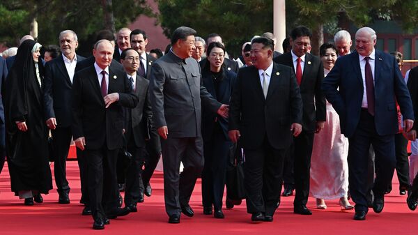Путин, Си Цзиньпин, Ким Чен Ын, Лукашенко и другие лидеры на параде в Пекине 3 сентября 2025  - Sputnik Беларусь