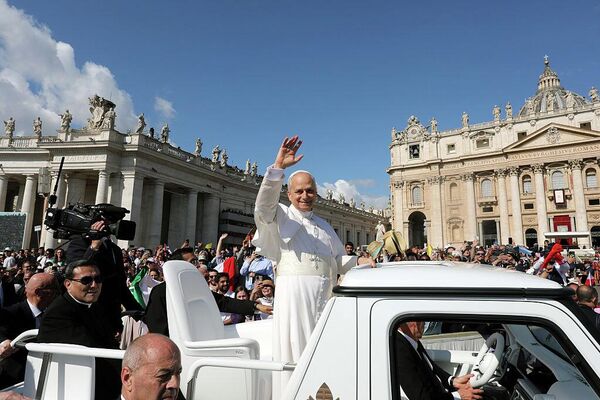 Новый Папа Римский Лев XIV в Папамобиле совершает поездку по площади Святого Петра в Ватикане перед своей инаугурацией (18 мая 2025 года). - Sputnik Беларусь