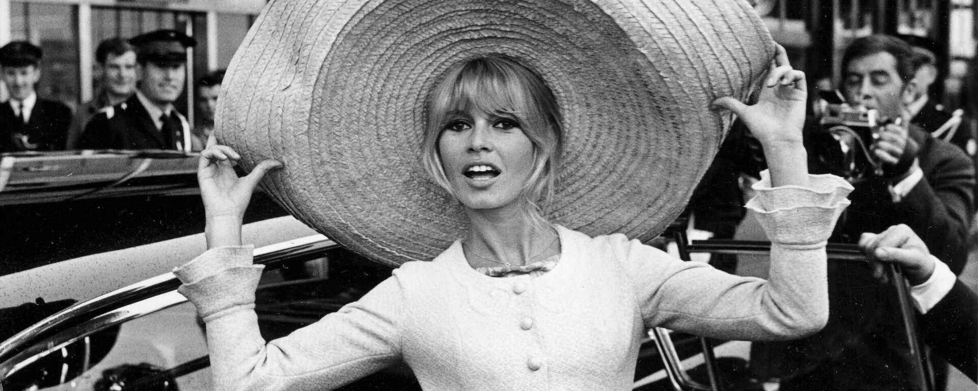 Французская актриса Брижит Бардо позирует с огромным сомбреро, которое она привезла из Мексики