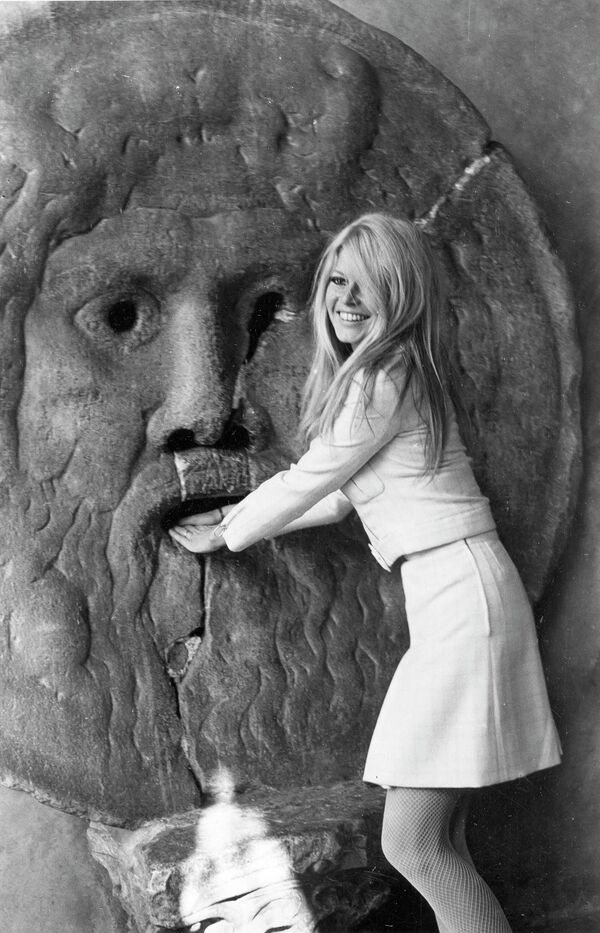 Французская кинозвезда позирует фотографам во время своей поездки в Рим в апреле 1967 года. - Sputnik Беларусь