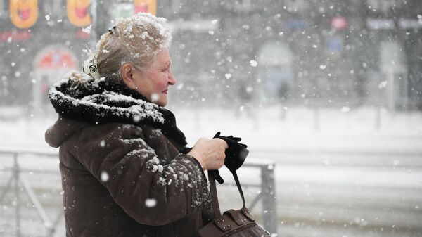 Женщина во время снегопада  - Sputnik Беларусь