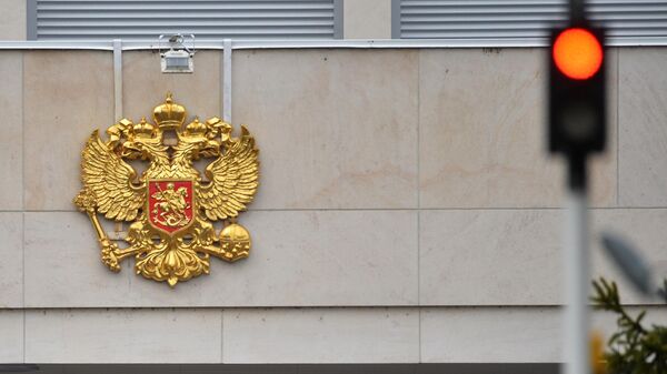 Герб России на здании - Sputnik Беларусь