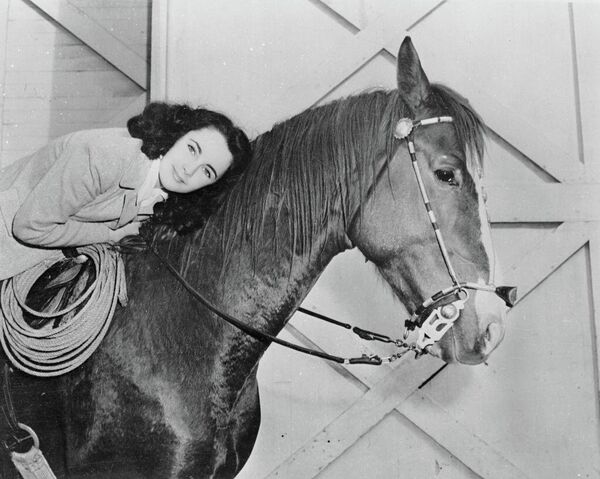 Королева Голливуда Элизабет Тейлор верхом на лошади, 1945 год. - Sputnik Беларусь